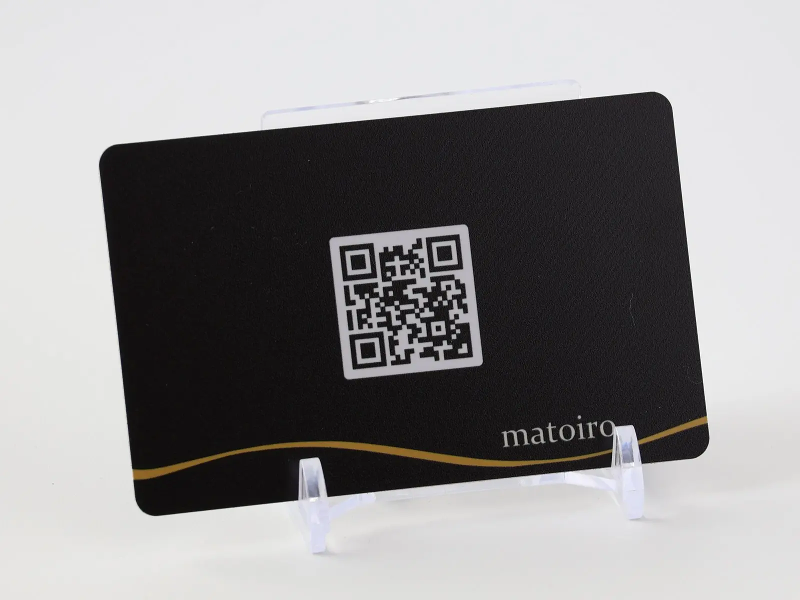 matoiro のNFCカード（黒地に金の線、QRコード付き）