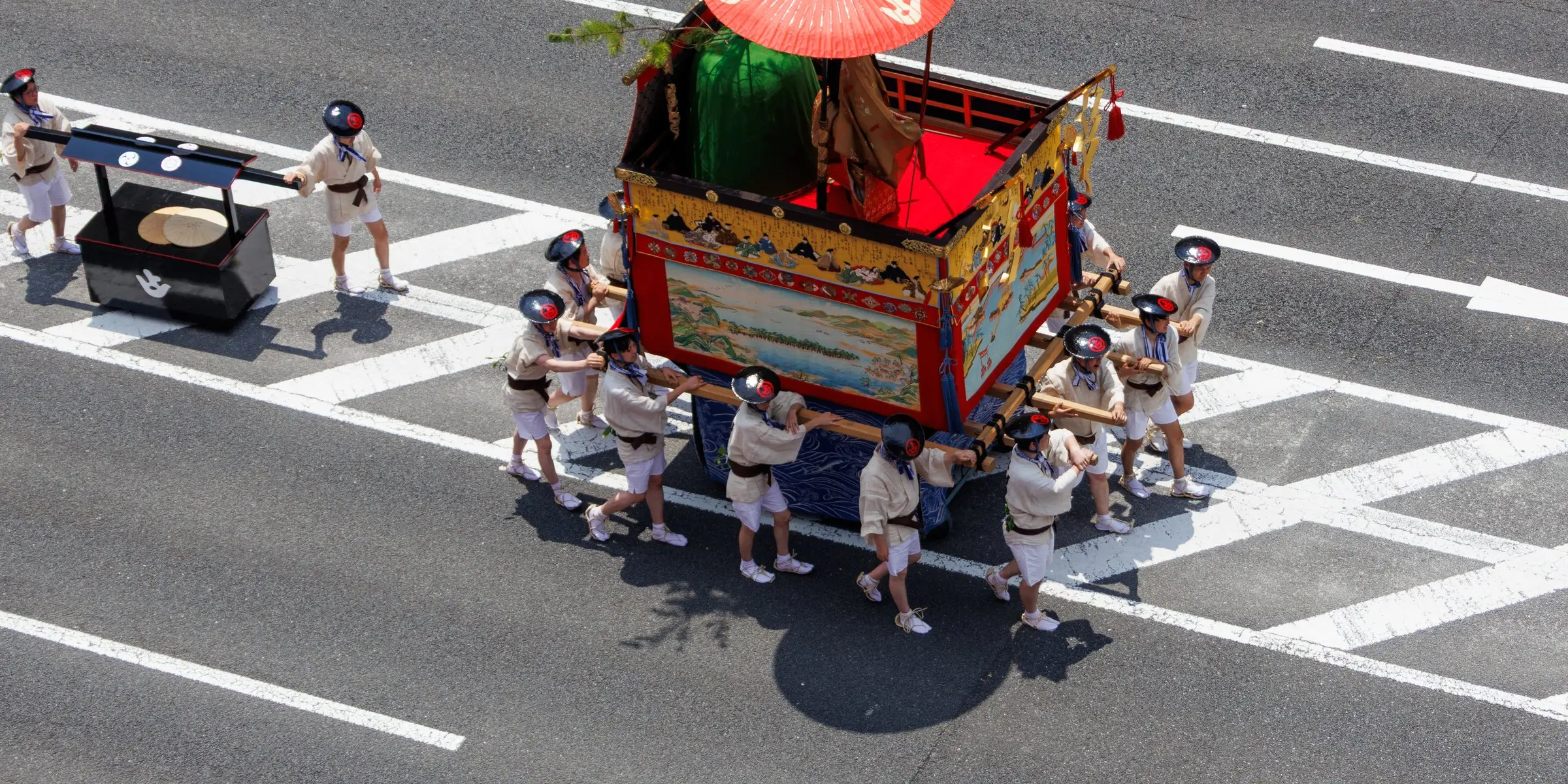 京都オフィスの窓から見下ろした、祇園祭の山鉾巡行